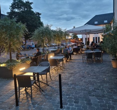 Biergarten in der Pizzeria Piccolo Mondo in Zons